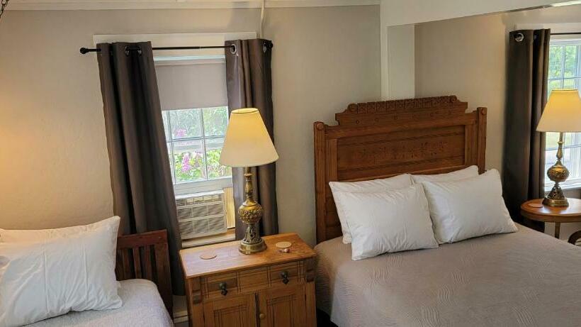 Номер Стандарт, Hawks House Inn