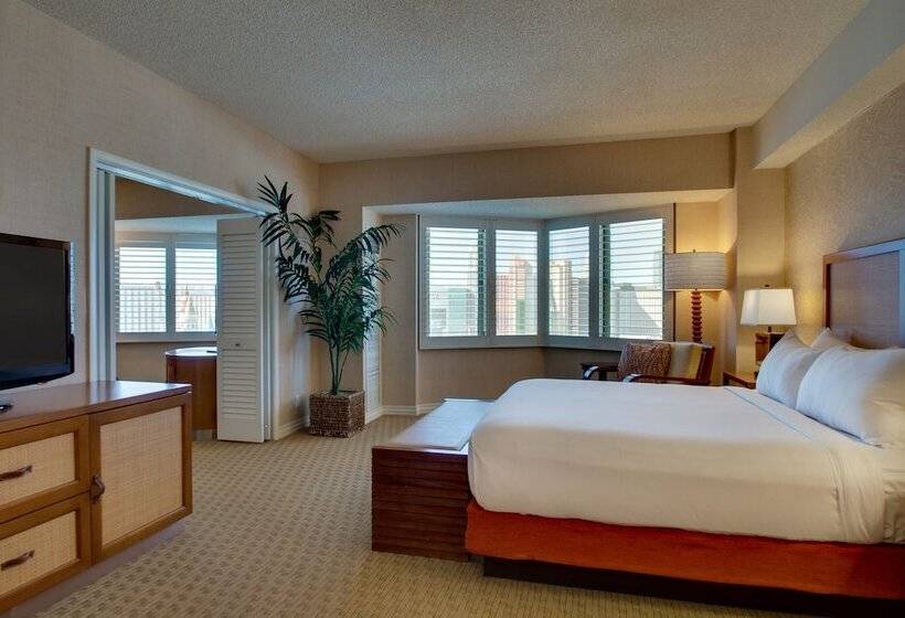 מיטת קינג בסוויטה, Tropicana Las Vegas  A Doubletree By Hilton