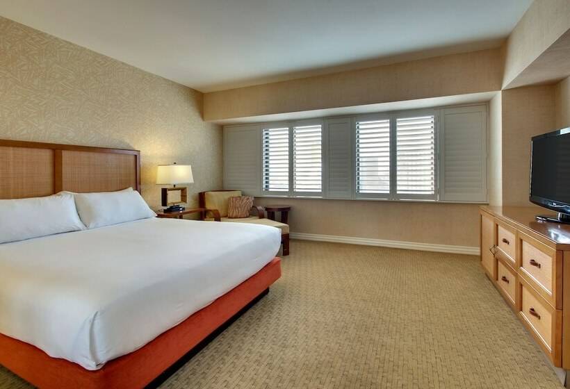 מיטת קינג בסוויטה, Tropicana Las Vegas  A Doubletree By Hilton