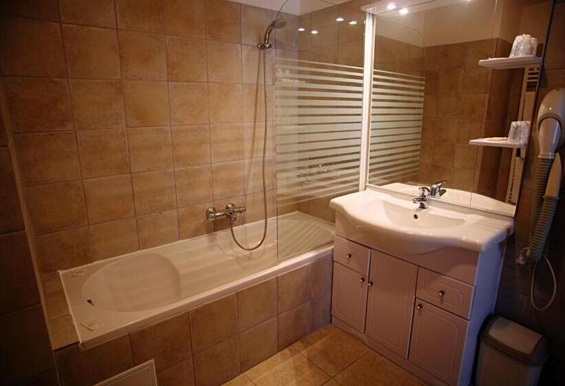Четырехместный Номер Стандарт, Le Petit Manoir Logis