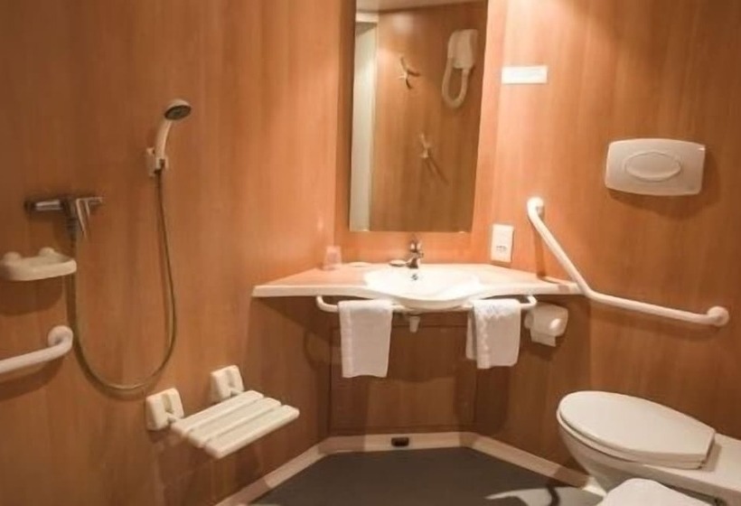 Четырехместный Номер Стандарт, Logis Hôtel   Les Paturelles
