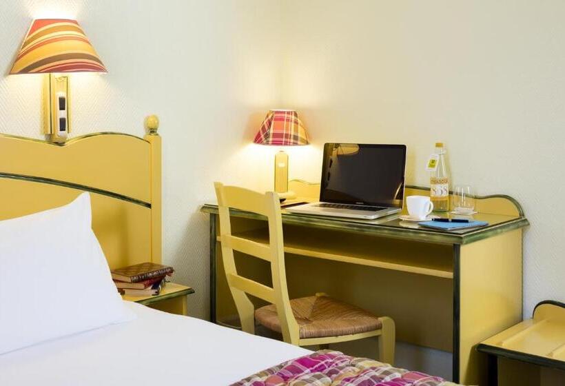 اتاق استاندارد با تراس, Logis Hôtel Restaurant Les Cèdres