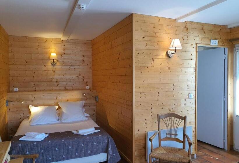Номер Стандарт Трехместный, Logis Hôtel Restaurant L Escarbille
