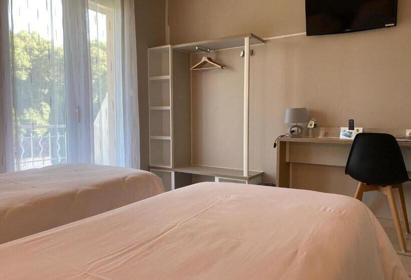 Номер Стандарт Вид на Бассейн, Logis Hôtel Le Clement V