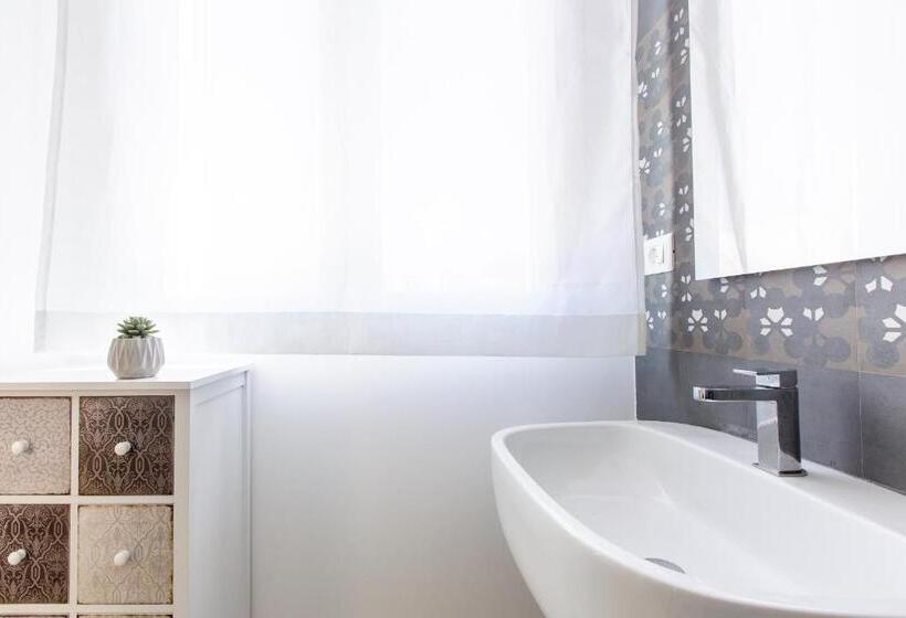 اتاق استاندارد سه نفره, Aruci B&b