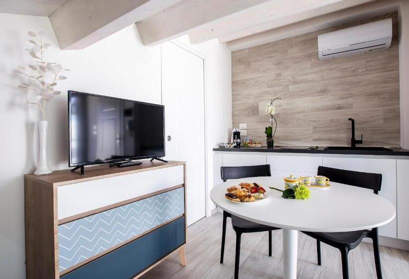 Standard Triple Room with Terrace, Aruci B&b