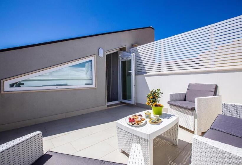 Standard Triple Room with Terrace, Aruci B&b