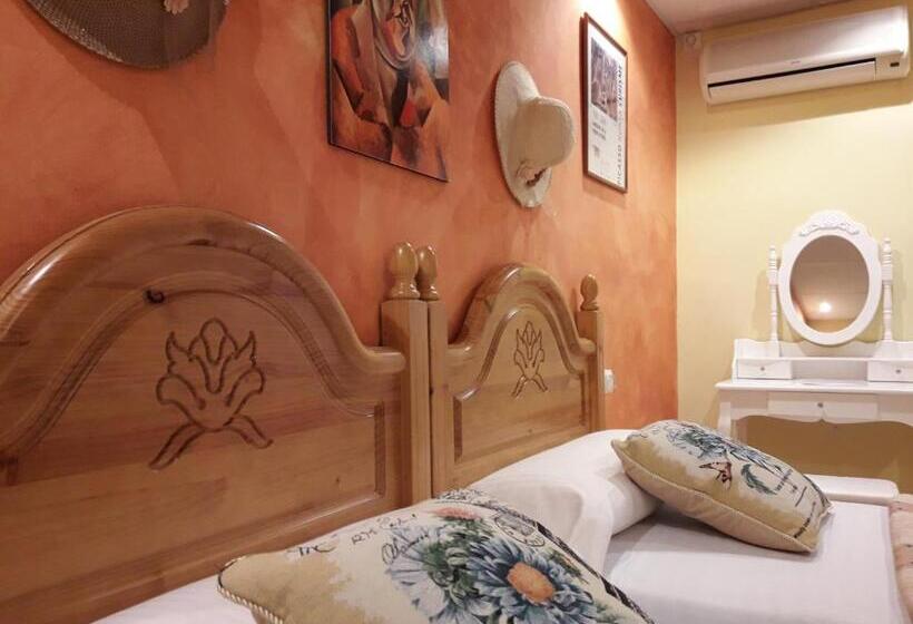 Номер Стандарт с Балконом, Hostal Casa Barcelo