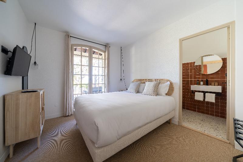 Семейный Номер, Hôtel La Garrigue & Bar Piscine