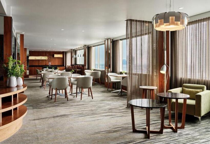 سوئیت اجرایی با تخت کینگ, The Westin Warsaw