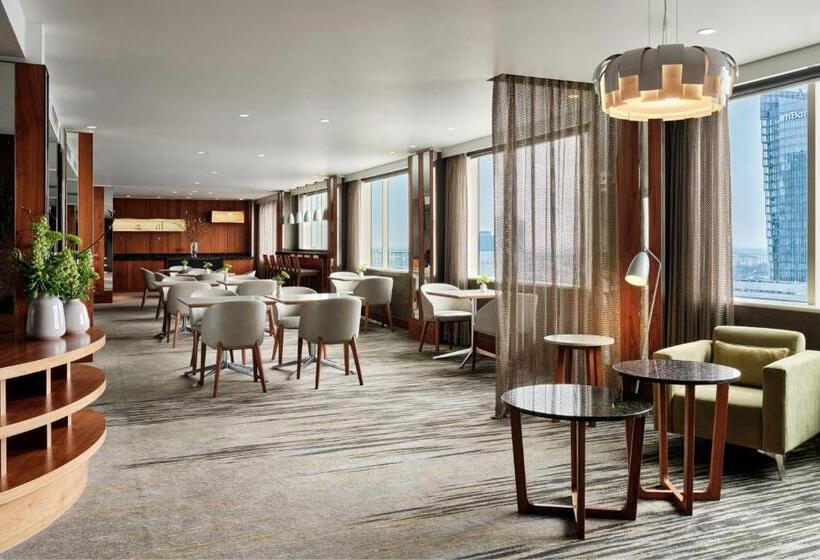 سوئیت اجرایی با تخت کینگ, The Westin Warsaw