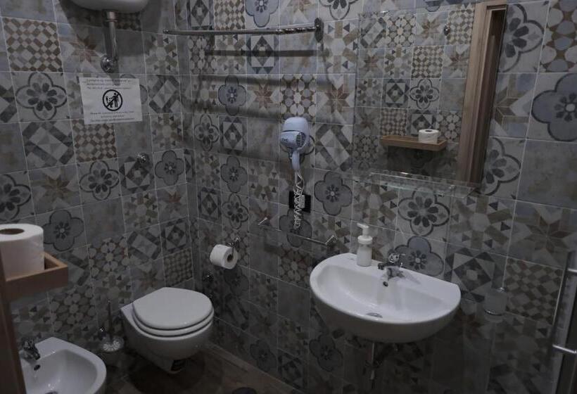 اتاق استاندارد سه نفره, Royalty Rooms & Spa