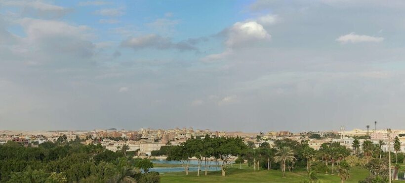 جناح ديلوكس, Hilton Pyramids Golf