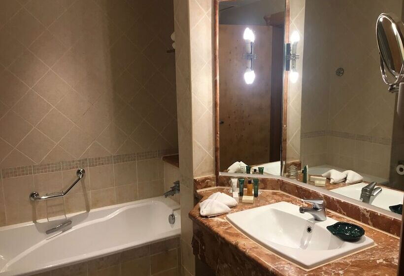 جناح إدارى, Hilton Pyramids Golf