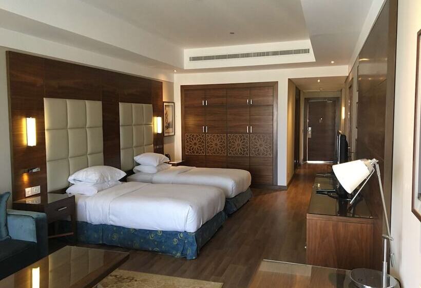 غرفة تنفيذية, Hilton Pyramids Golf