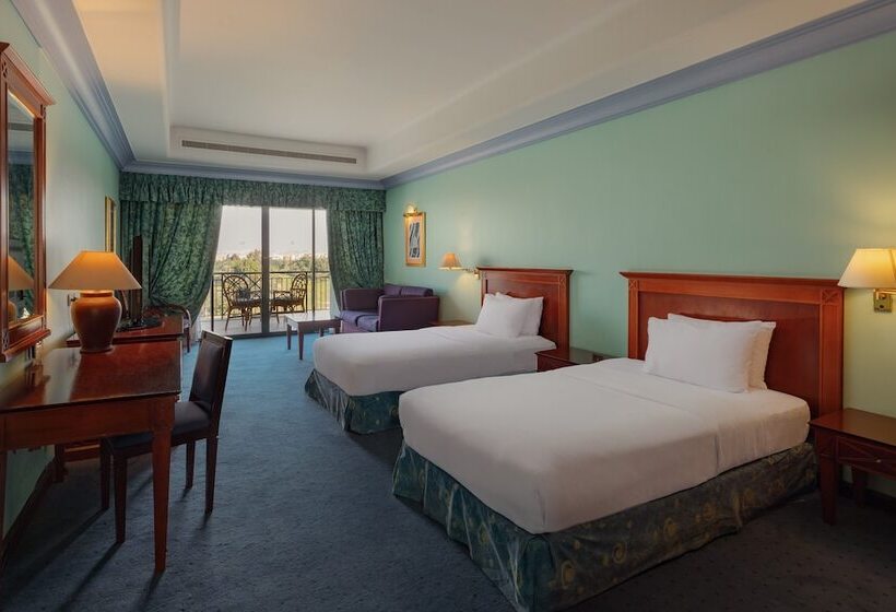 غرفة تنفيذية, Hilton Pyramids Golf