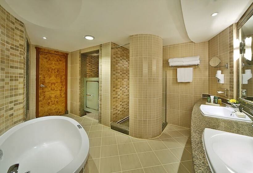 غرفة ديلوكس مطلة على حمام السباحة, Hilton Pyramids Golf