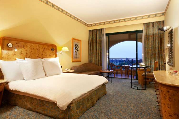 غرفة قياسية سرير كينج, Hilton Pyramids Golf