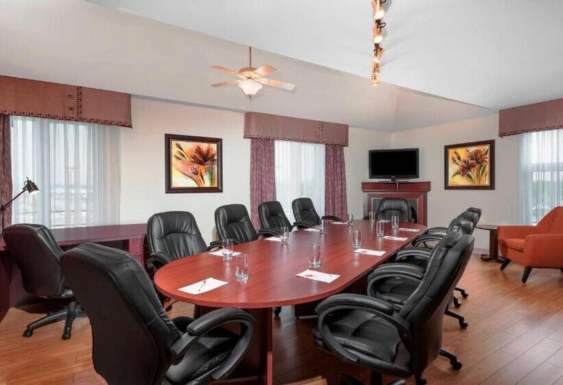 Люкс Повышенной Комфортности, Ramada Plaza By Wyndham Gatineau/manoir Du Casino
