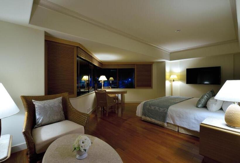 سوئیت اجرایی با تخت کینگ, The Naha Terrace