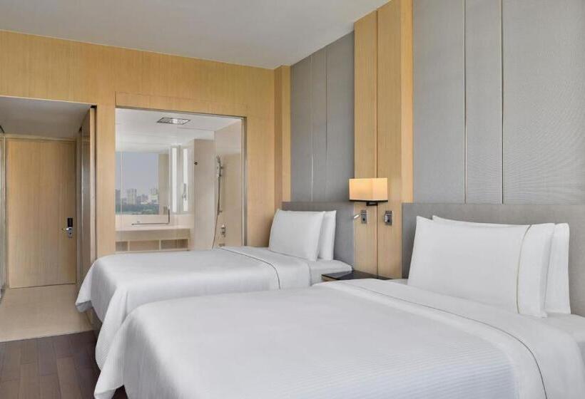 Номер Стандарт 2 Двуспальные Кровати, The Westin Mumbai Powai Lake