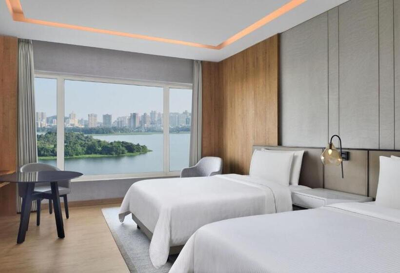 Клубный номер с видом на озеро, The Westin Mumbai Powai Lake