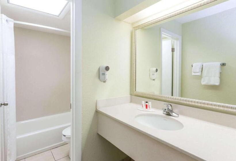 스탠다드 룸 킹사이즈 침대, Days Inn By Wyndham Cocoa Beach Port Canaveral