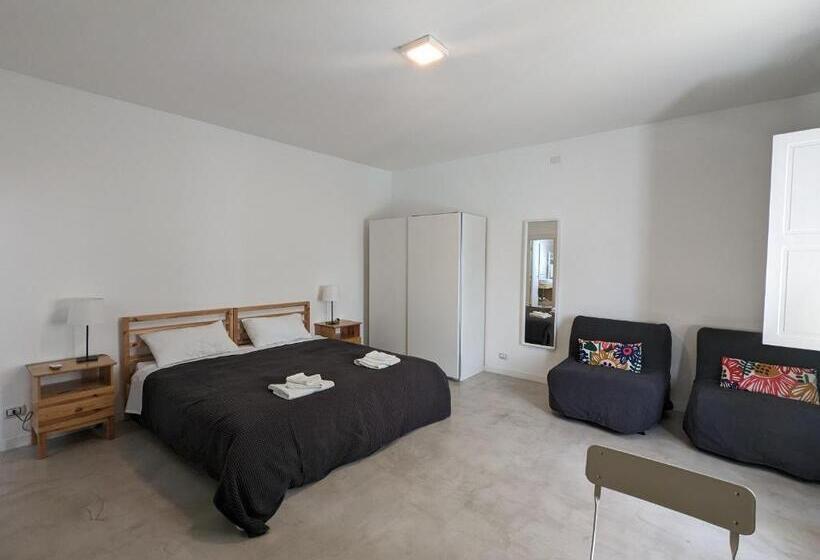 اتاق استاندارد با چشم‌انداز استخر, Artemisia B&b