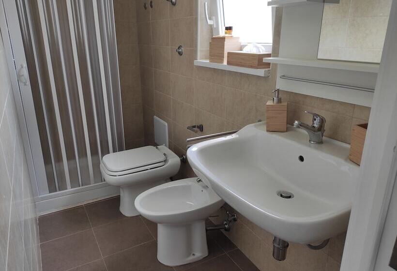 اتاق استاندارد با چشم‌انداز استخر, Artemisia B&b