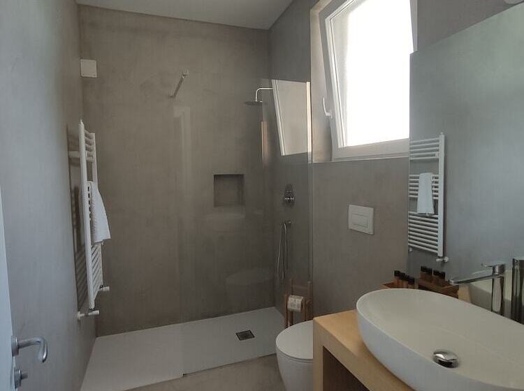 اتاق استاندارد با چشم‌انداز استخر, Artemisia B&b