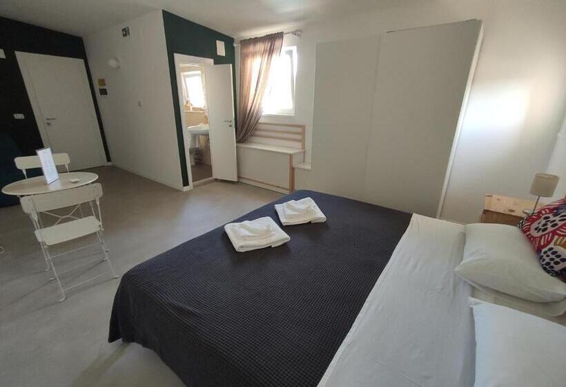 اتاق استاندارد با چشم‌انداز استخر, Artemisia B&b