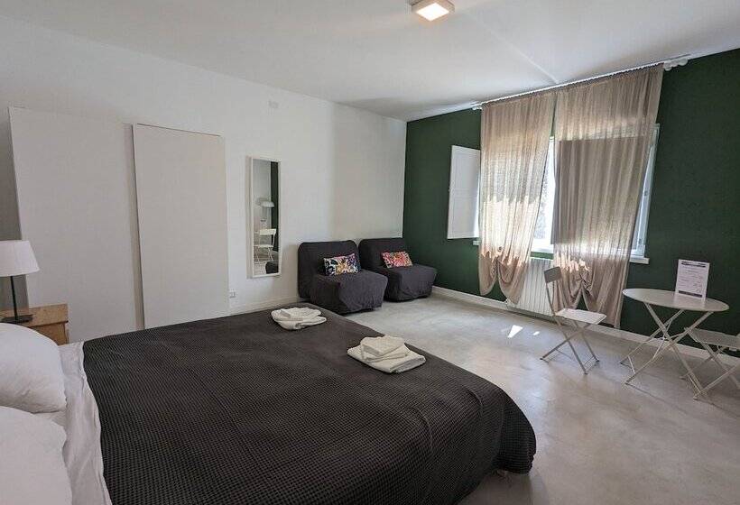 اتاق استاندارد با چشم‌انداز استخر, Artemisia B&b