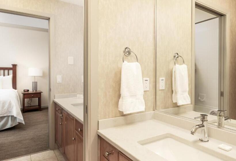 Suite with lake view, Manteo At Eldorado Resort