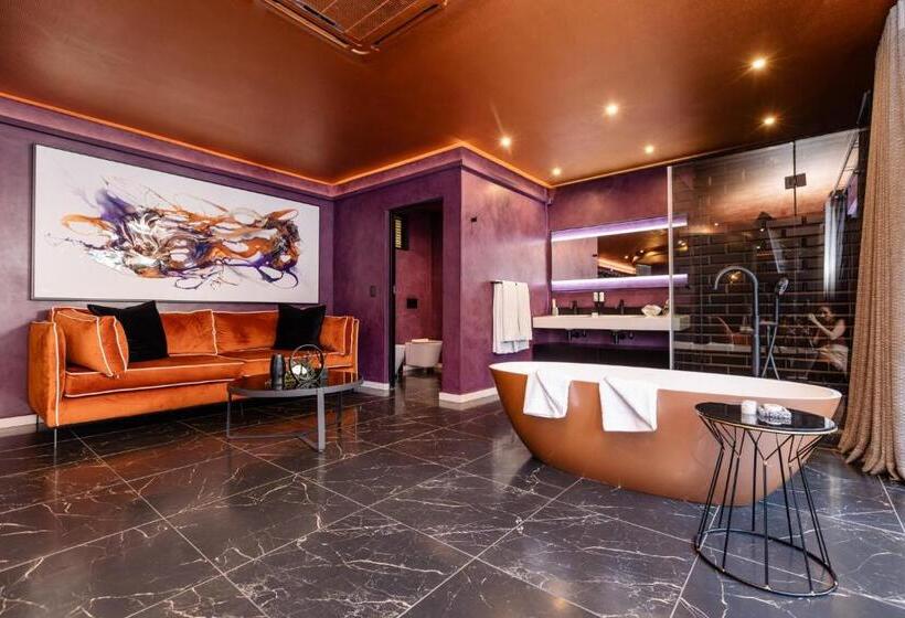 سوئیت با بالکن, Mint Hotel 84 On Katherine