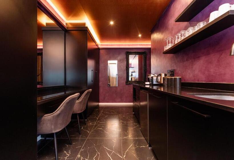 سوئیت با بالکن, Mint Hotel 84 On Katherine