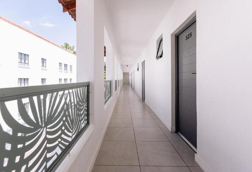 استودیوی استاندارد, Mint Hotel 84 On Katherine