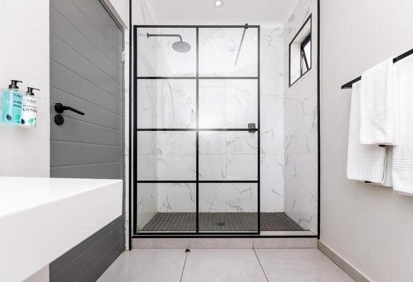 استودیوی استاندارد, Mint Hotel 84 On Katherine