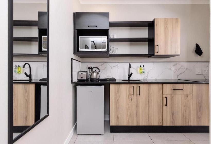 استودیوی استاندارد, Mint Hotel 84 On Katherine