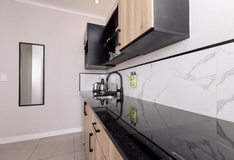 استودیوی استاندارد, Mint Hotel 84 On Katherine