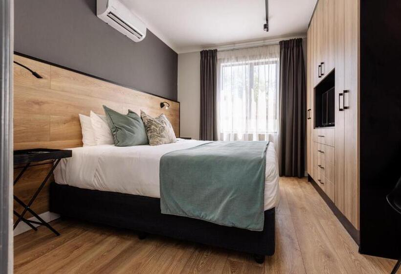 استودیوی استاندارد, Mint Hotel 84 On Katherine