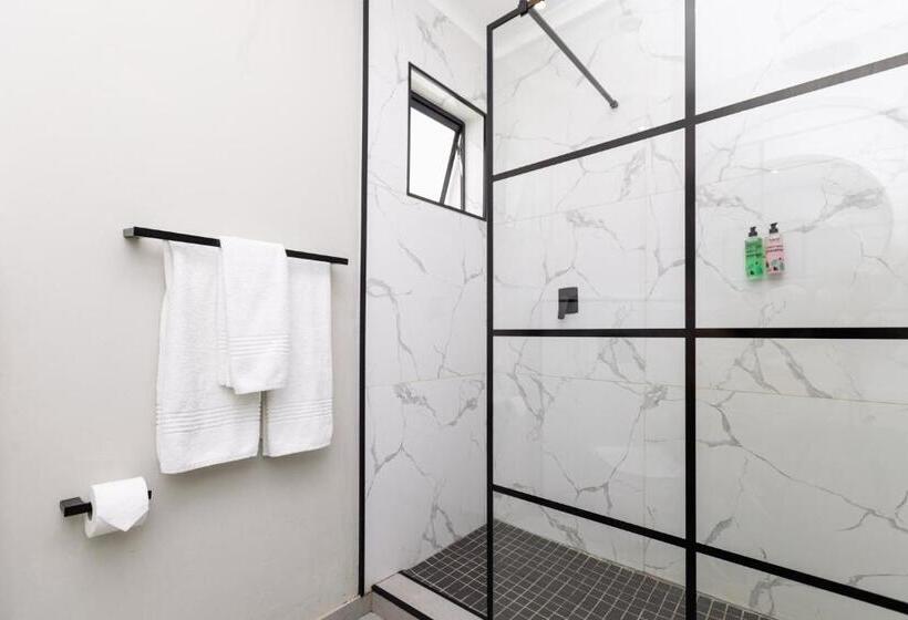 سوئیت اجرایی با تخت کینگ, Mint Hotel 84 On Katherine