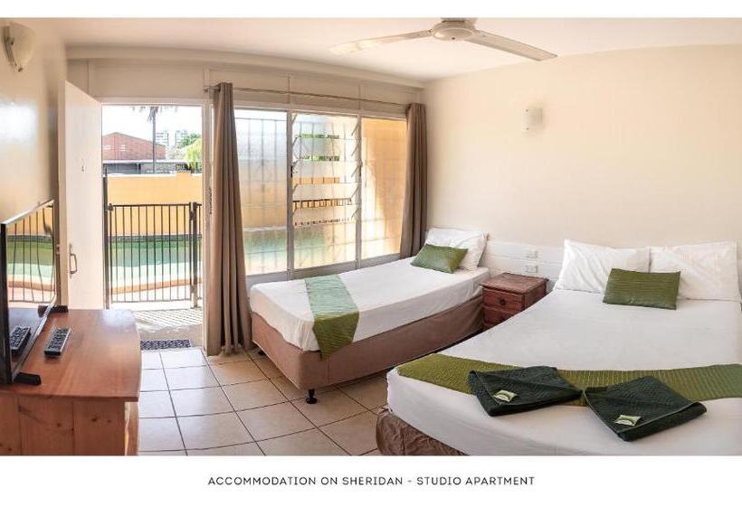 스탠다드 스튜디오 풀장 전망, Accommodation On Sheridan