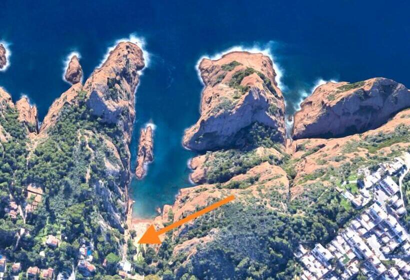 اتاق اکونومی, La Calanque De Figuerolles
