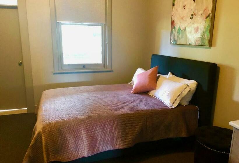 발코니 디럭스 룸, The Royal Hotel, Drouin