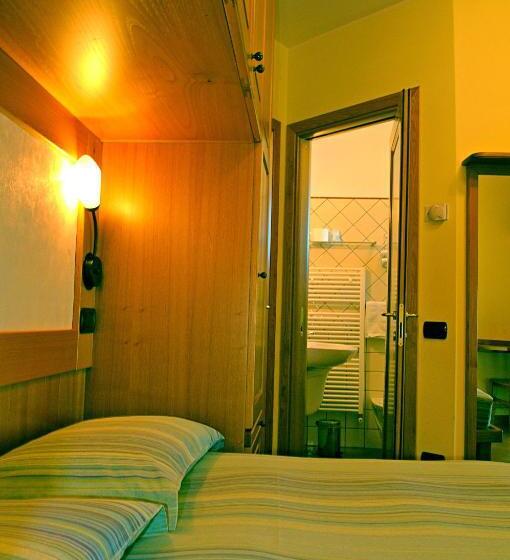 اتاق استاندارد چهار تخته, Biancaneve B&b