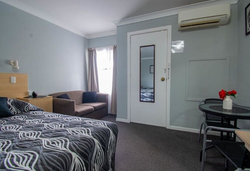 Семейный Номер, Gundagai Motel