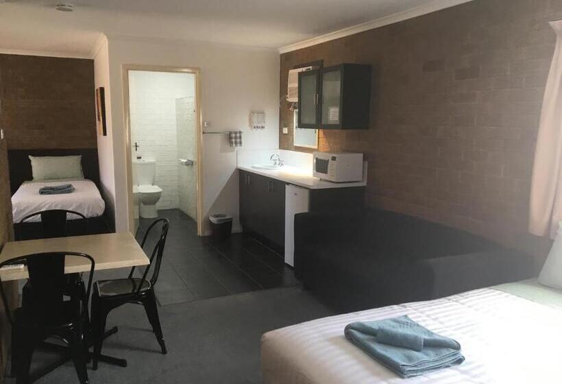 패밀리 룸, Camellia Motel