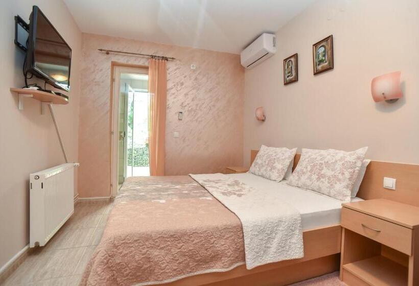استودیو استاندارد با چشم‌انداز باغ, Apartments And Rooms Drago