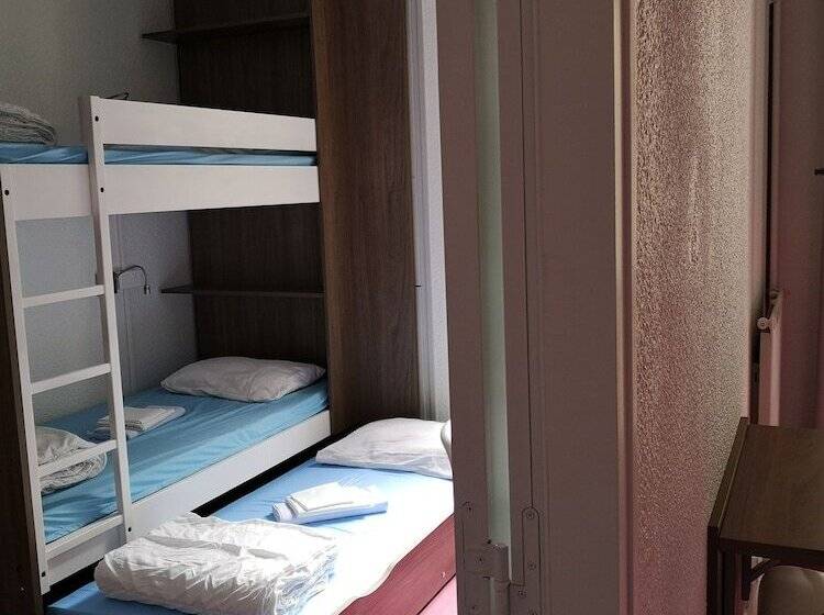 اتاق استاندارد سه نفره, Auberge De Jeunesse D Orleans