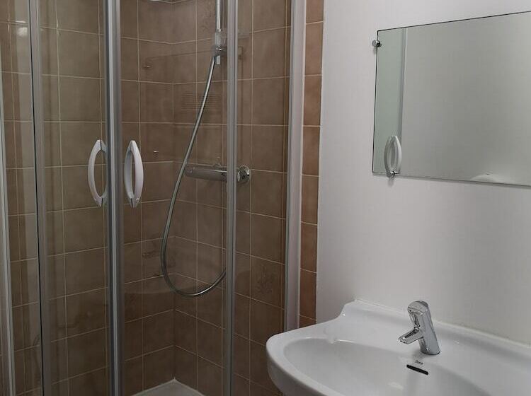 اتاق استاندارد سه نفره, Auberge De Jeunesse D Orleans